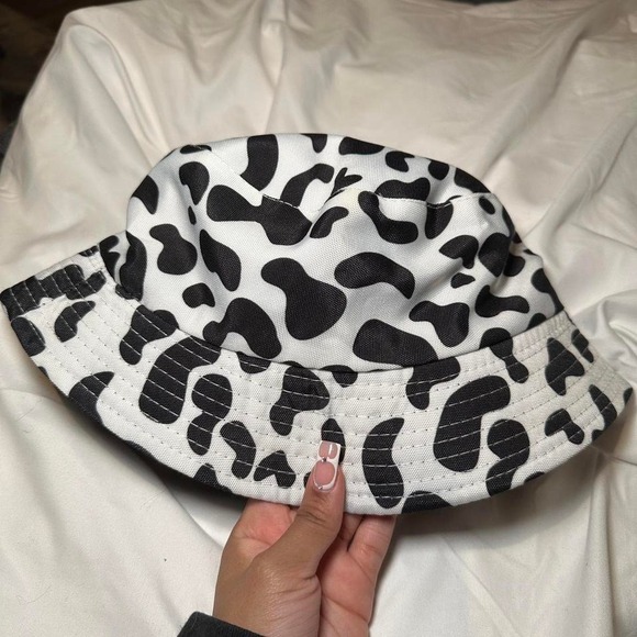 cow print bucket hat - Picture 2 of 4
